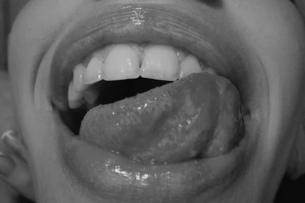 笑得可笑的嘴 快乐的笑着 享受着嘴上的图标 快乐的笑着 人类情感的概念 快乐的女人嘴唇 — 图库照片