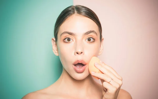 Vacker Tjej Applicerar Naturlig Makeup Foundation Med Svamp Perfekt Ren — Stockfoto