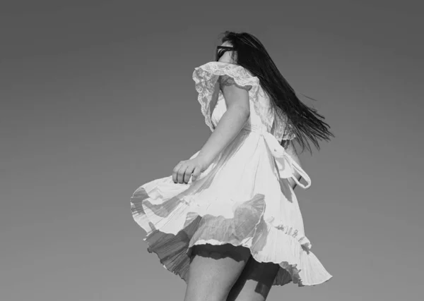 Gökyüzünde Beyaz Elbiseli Hareketli Kız Moda Elbisesi Giymiş Bir Kadın — Stok fotoğraf