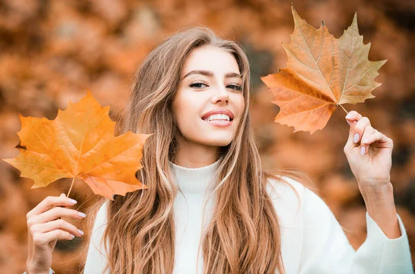 Lächelnde Frau Mit Herbstblättern Mädchen Mit Orangen Blättern Saison Und — Stockfoto