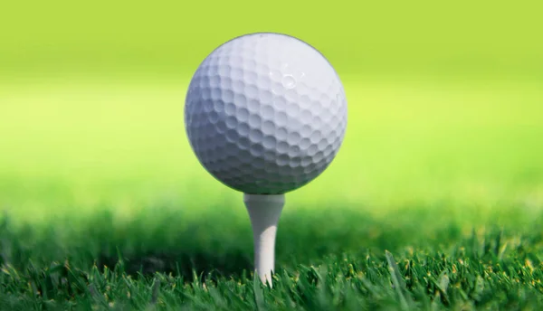 コピースペースと緑のコースの背景にゴルフボール — ストック写真