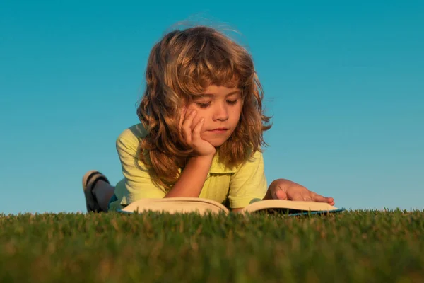 Komoly Gyerek Fiú Olvasni Könyvet Parkban — Stock Fotó