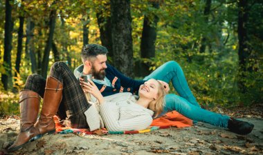 Romantik piknik ormanı. Aşık turistler piknik battaniyesinde dinleniyorlar. Doğada romantik bir randevu. Çevrede sadece ikimiz varız. Turizm konsepti. Piknik zamanı. Birlikte parkta dinlenen bir çift..