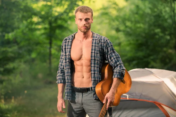 셔츠에 기타를 캠핑하고 하이킹하는 야외에서 근처에서 야영하던 로맨틱 — 스톡 사진