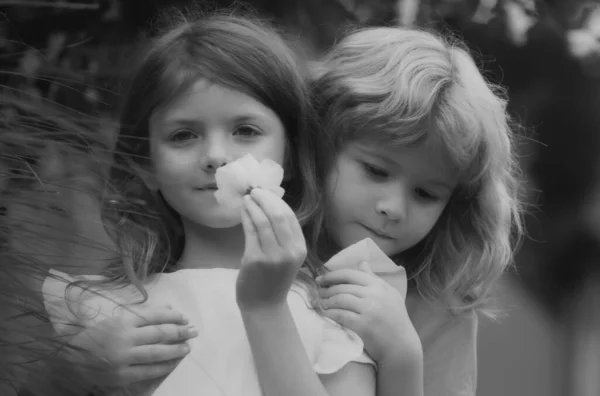 Romantyczny Chłopiec Dziewczyna Dając Kwiat Dla Miłości Romantyzmu Słodkie Dzieci — Zdjęcie stockowe