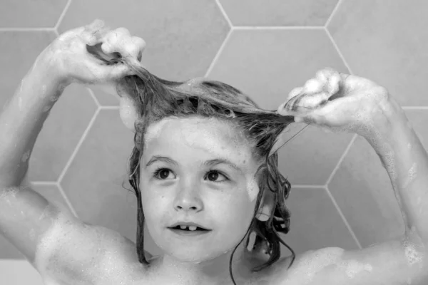 Gamin Qui Lave Ses Cheveux Savon Sur Tête Enfant Visage — Photo