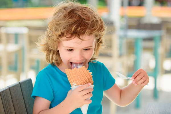 Criança Bonito Lambendo Grande Gelado Waffles Cone Crianças Comendo Sorvete — Fotografia de Stock