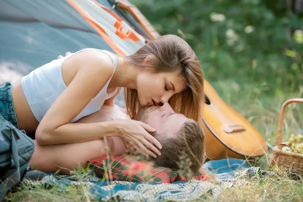 Romantyczna Para Całująca Się Obozie Całowanie Kochanków Pary Piknikowe — Zdjęcie stockowe