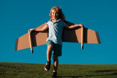 Çocuk roket pilotu olmayı hayal ediyor. Hayal gücü ve motivasyon konsepti. Genç pilot mavi gökyüzüne karşı
