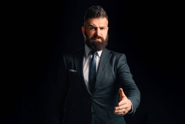 El sıkışırken iş adamı portresi. İşadamı izole - siyah arka plan üzerinde duran kadın ile yakışıklı adam