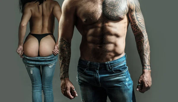 Jeans Shop Tätowierte Sexy Mann Und Frau Erfolgreicher Junger Gutaussehender — Stockfoto