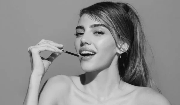 Νεαρή Γυναίκα Βάζει Κραγιόν Στα Χείλη Πορτρέτο Του Όμορφου Μοντέλου — Φωτογραφία Αρχείου