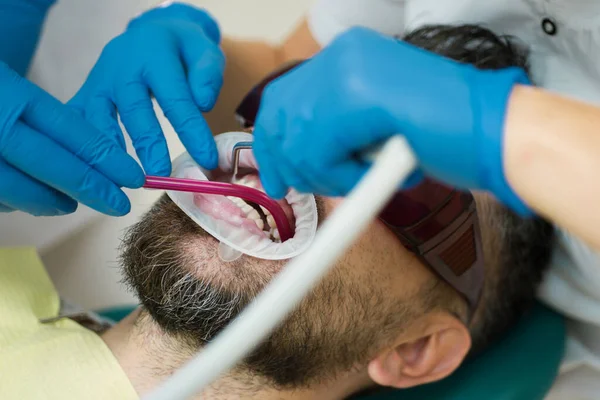 Ung Man Väljer Färg Tänderna Hos Tandläkaren Närbild Kvinnliga Tandläkare — Stockfoto