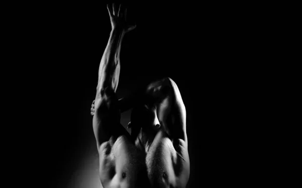 筋肉質の身体と裸の胴を持つセクシーな男 筋肉の無気力な男魅力的な男 アスレチックマンフィットネスモデル — ストック写真