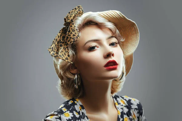 Wyraźne Wyrazy Twarzy Portret Pięknej Kobiety Ubranej Stylu Pin Blond — Zdjęcie stockowe