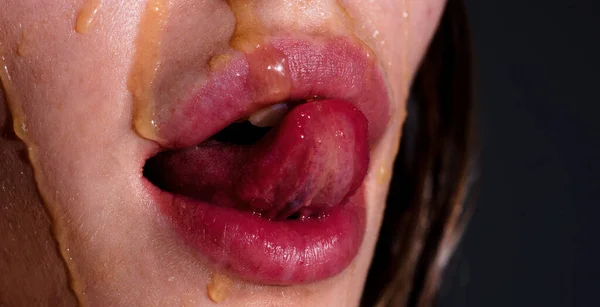 Labios Parte Cara Mujer Cerca Sexy Labio Regordete Con Maquillaje — Foto de Stock
