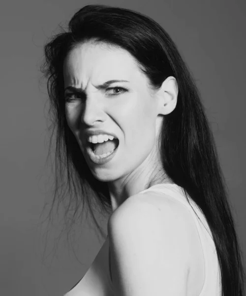 Wściekła Twarz Kobiety Zdenerwowana Dziewczyna Krzyki Nienawiść Wściekłość Zamyślona Kobieta — Zdjęcie stockowe