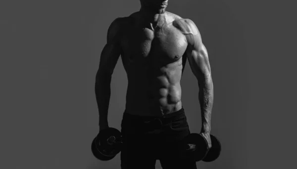 Torso Desportivo Sexy Homem Com Halteres Homem Musculoso Fazer Crossfit — Fotografia de Stock