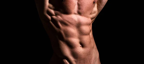 强壮的运动员在黑色隔离带上表现出肌肉和六块腹肌 — 图库照片