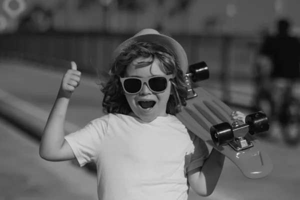 Skateboarder Junge Skatepark Junge Mit Skateboard Aufgeregtes Kind Mit Erhobenem — Stockfoto