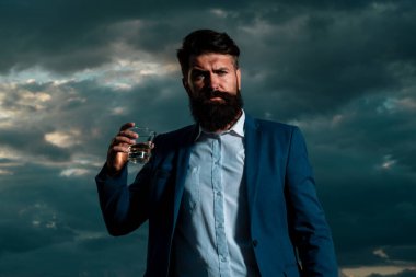 Lüks hayat, zengin adam pahalı içecekler içiyor. Brendi, viski, viski.