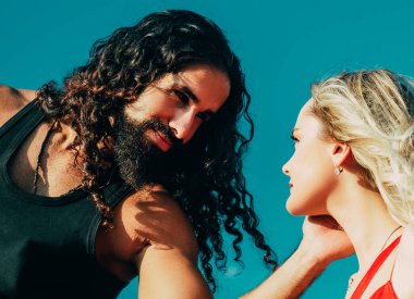 Genç aşık bir çift birlikte zaman geçirir. Erkeğin kucaklaması ve şehvetli bir kadını öpmesi