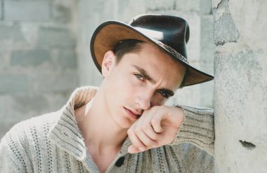 Gri duvara karşı şık bir genç adam.