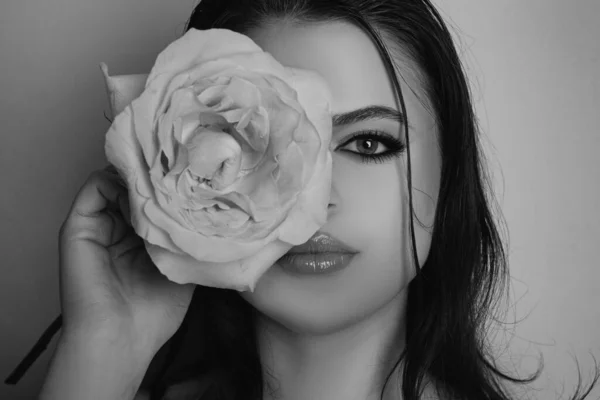 粉红玫瑰的年轻漂亮性感女人的特写 — 图库照片