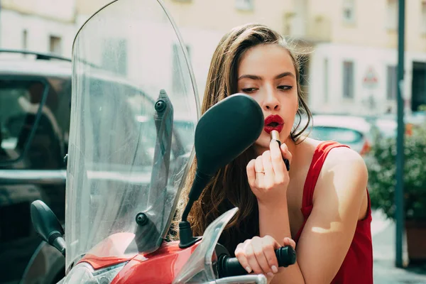 Gatusmink Sexig Mode Flicka Med Röda Läppar Sätta Läppstift Tittar — Stockfoto