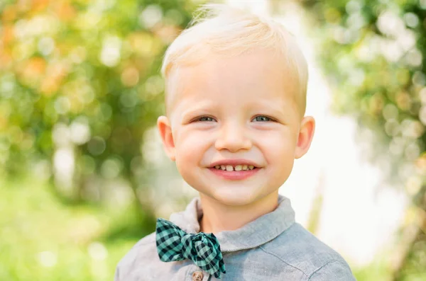 Jarní Děti Usmívají Detailní Tvář Roztomilého Usměvavého Jarního Dítěte Koncept — Stock fotografie