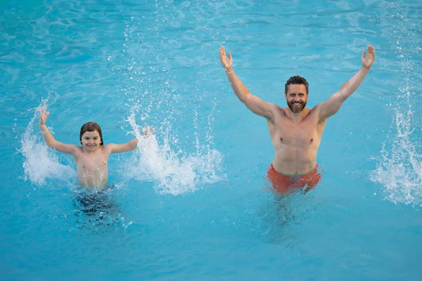 Vader Zoon Zwemmen Het Zwembad Zomerfamilie Weekeng Kleine Jongen Met — Stockfoto