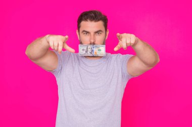 Parası olan adam. 100 dolarlık pembe banknot.