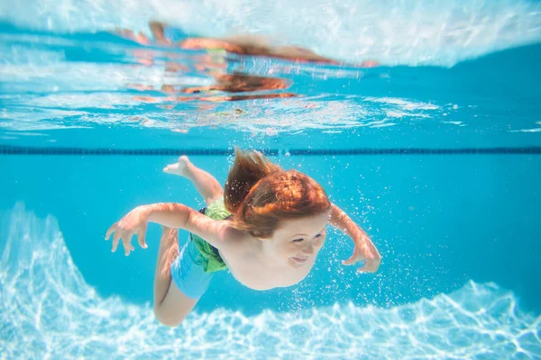 小男孩在水里游泳和潜水 在游泳池的水彩画下小孩跳进游泳池里去了 暑期儿童活动 水上运动 — 图库照片