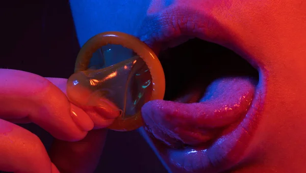 Dili Prezervatif Yalayan Bir Kızın Ağzı Prezervatifli Seksi Kadın Ağzı — Stok fotoğraf
