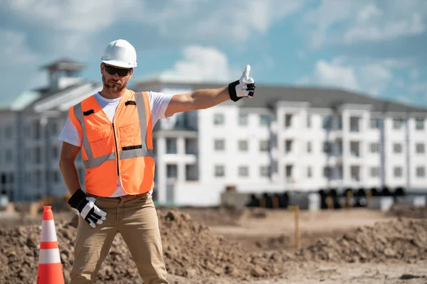 男性建筑工程师 建筑师在一个建筑工地 勤杂工工头 戴着硬礼帽 建筑概念 建筑工人戴头盔在建筑工地 Builder Manager — 图库照片