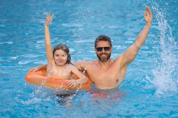 Vader Zoon Hebben Plezier Het Zwembad Vader Met Kind Spetterend — Stockfoto