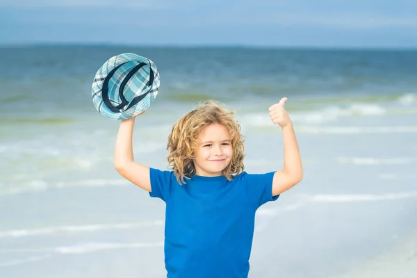 Ευτυχισμένο Παιδί Που Παίζει Στην Καλοκαιρινή Θάλασσα Παιδί Διασκεδάζει Στην — Φωτογραφία Αρχείου