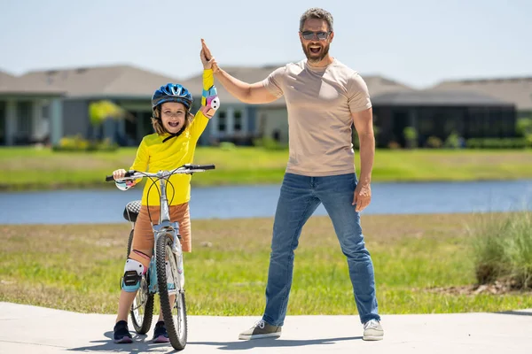 Glücklicher Vatertag Vater Und Sohn Mit Fahrradhelm Zum Fahrradfahren Park — Stockfoto