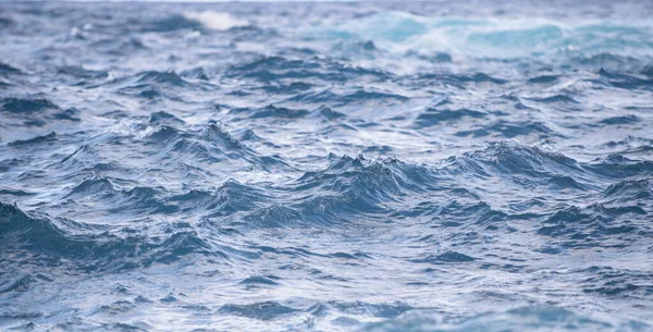 Letnie Tło Morskie Tekstura Powierzchni Wody Świecący Wzór Błękitnej Wody — Zdjęcie stockowe