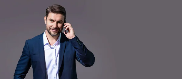 Hombre Negocios Europeo Traje Formal Viendo Teléfono Móvil Hombre Guapo — Foto de Stock