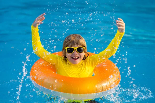 Crianças Brincando Piscina Criança Feliz Desfrutando Férias Verão Livre Água — Fotografia de Stock