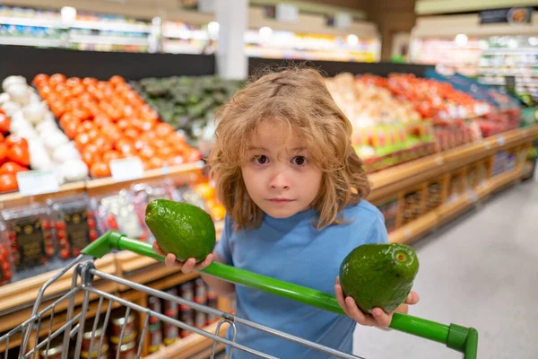 Elinde Alışveriş Sepeti Olan Bir Çocuk Çocuk Süpermarketten Alışveriş Yapıyor — Stok fotoğraf