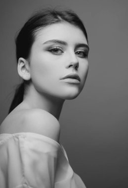 Genç şehvetli kadın portreyi yakından çek. Doğal kadın güzellik konsepti