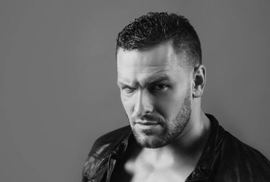 Ciddi profil yüzlü bir adamın yakın portresi. Acımasız, öfkeli çete üyesi yaşam tarzı, ciddi, yakışıklı adam.