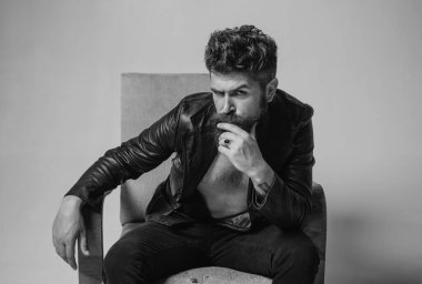 Ciddi yüzlü yakışıklı bir adamın portresi. Mafya babası.