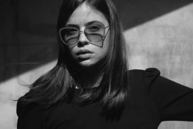 Avrupa 'nın yaz şehrinde güzel bir kadın model. Güneş gözlüklü moda kadın sokakta poz veriyor.