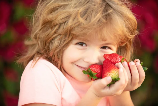 健康な子供たちの食べ物 愛らしい子供がイチゴを食べる — ストック写真