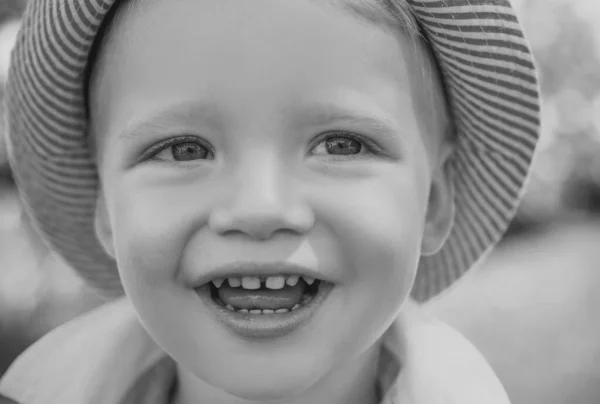 Милый Маленький Мальчик Голубыми Глазами Крупным Планом Портрет Счастливого Ребенка — стоковое фото