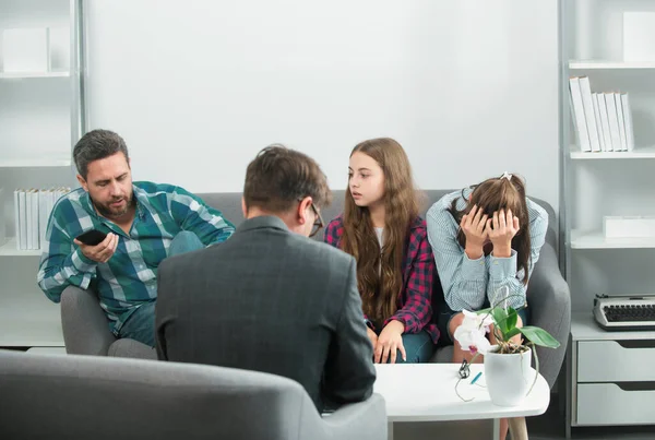 心理学のセッションで家族 心理学者は父親の母親と娘のための家族療法を与える 心理学 — ストック写真