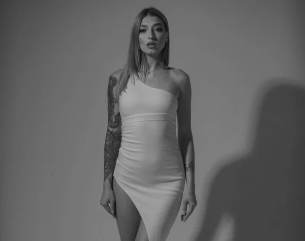 スタイリッシュなファッションドレスを着た若い魅力的な女性 スタジオでのファッションモデル スタイルトレンドのモデルホワイトドレス — ストック写真